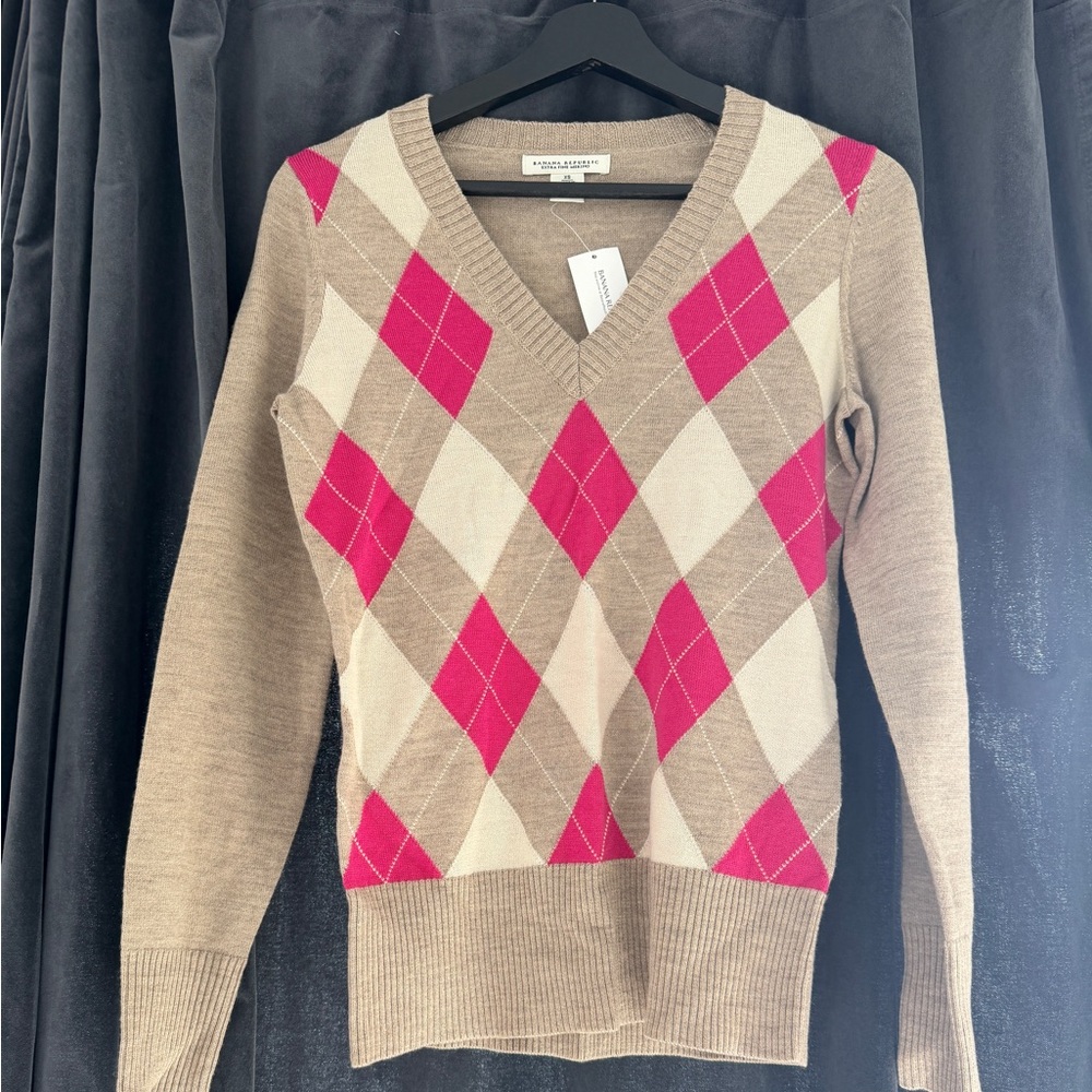 Banana Republic Beige and Pink Argyle V-Neck Sweater